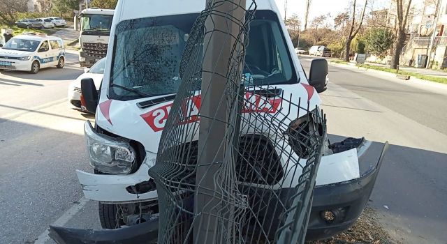 Hasta Taşıyan Ambulans İle Otomobil Çarpıştı: 1 Yaralı