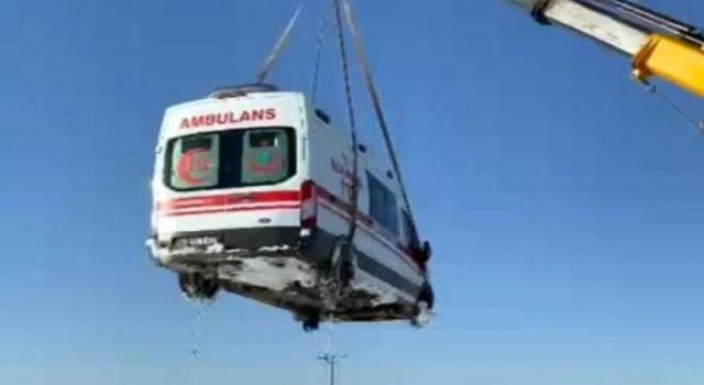 Kara Saplanan Ambulans Vinçle Kurtarıldı