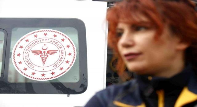 Kırmızı Başlıklı Kadın Ambulans Sürücüsü Ayfer Kurt, Zamanla Yarışıyor