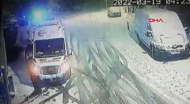 Kontrolden Çıkan Tır Ambulansa Çarptı