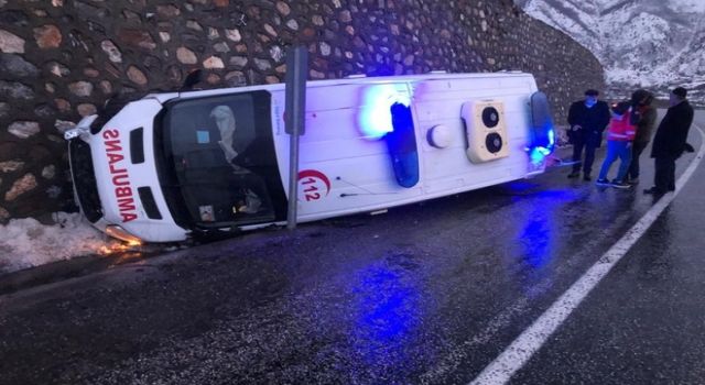 Tatvan'da Ambulans Devrildi: 2 Yaralı