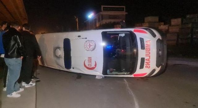 Ambulans İle Özel Halk Otobüsü Çarpıştı: 3 Yaralı