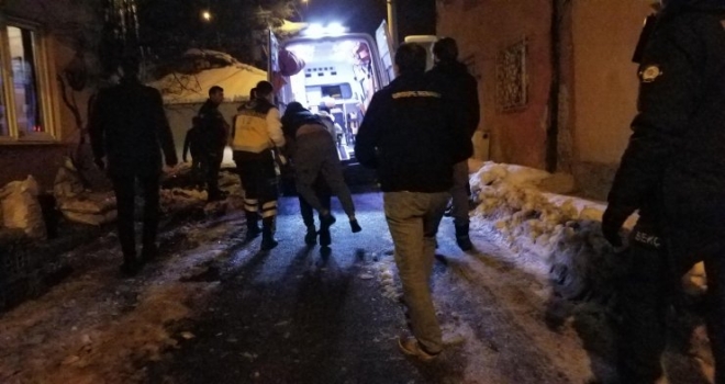 Ambulans Dar Sokağa Giremeyince Yaralıyı Sırtında Taşıdı