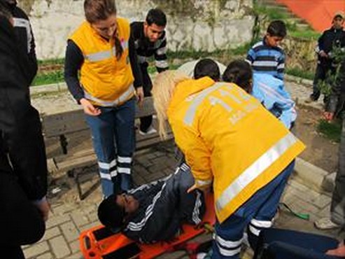 Ambulans pazaryerine giremeyince yaralı öğrenci sedye ile taşındı!