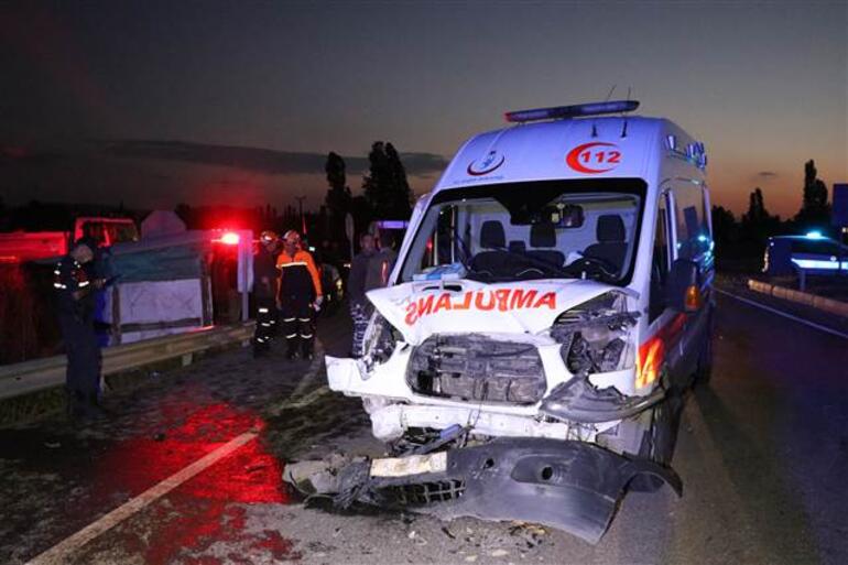 Ambulans İle İki Otomobil Çarpıştı: 3 Ölü, 4 Yaralı