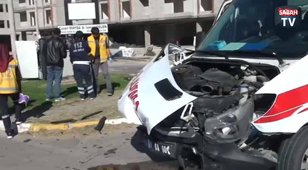 Ambulans hayat kurtarmaya giderken kaza yaptı: 3 yaralı