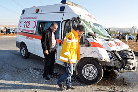 Ambulans Tır İle Çarpıştı: 5 Yaralı