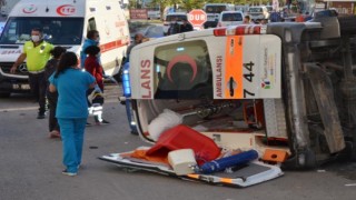 Ambulans Kaza Yaptı! Sağlık Personeli Yaralandı