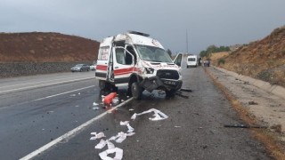 Ambulans Kaza Yaptı: 3 Yaralı