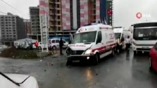 Ambulans İle Otomobil Çarpıştı