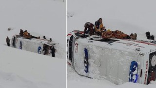 Ambulans Kaygan Yolda Devrildi: 3 Yaralı