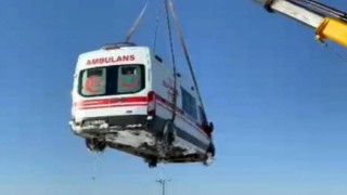 Kara Saplanan Ambulans Vinçle Kurtarıldı