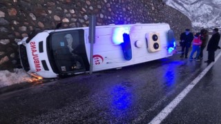 Tatvan'da Ambulans Devrildi: 2 Yaralı