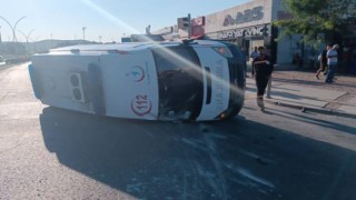 İzmir'de Ambulans İle Kamyonet Çarpıştı: 3 Yaralı