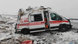 Hakkari'de 112 Ambulansı Kaza Yaptı! 3 Sağlık Personeli Yaralı
