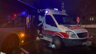 İETT Otobüsü İle Ambulans Çarpıştı