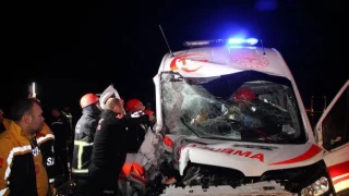 Manisa'da Ambulans İle Kamyon Çarpıştı: 1 Ölü, 4 Yaralı