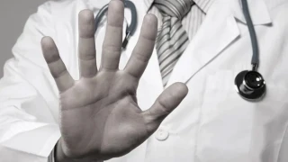 Sağlıkta Şiddet Bitmiyor: Doktor 2 Kişi Tarafından Darbedildi!