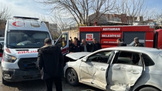 Ambulans ile Otomobilin Çarpıştığı Kazada 2 Kişi Yaralandı