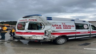 Hastaneden Dönen Ambulansa Tır Çarptı