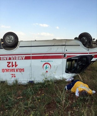 Ambulans şarampole uçtu: 3 yaralı