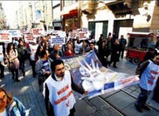 Sağlık çalışanları Taksim\'de yürüdü
