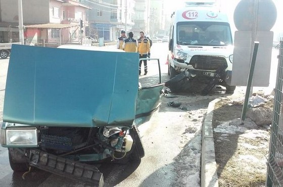 Kütahya'da ambulans ile otomobil çarpıştı