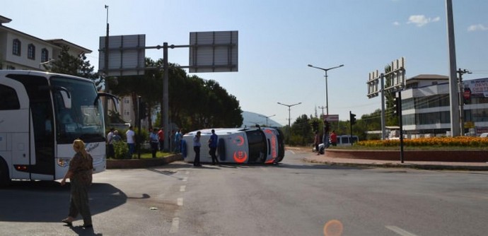 Kütahya'da otomobil ile ambulans çarpıştı: 3 yaralı