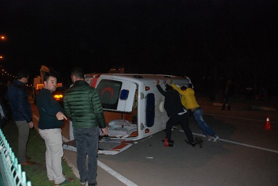 Hasta taşıyan ambulans kazaya karıştı: 6 yaralı
