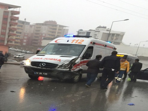 Ambulans hasta taşırken, kaza yaptı