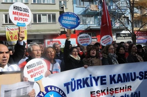 Eskişehir'de memurlar bordrolarını yaktılar