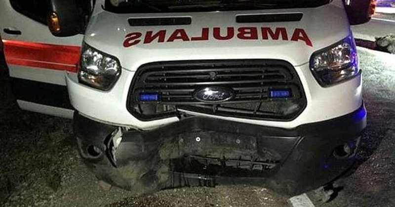 Ambulans domuza, arkasındaki otomobil de ambulansa çarptı: 3 yaralı