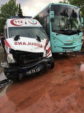 Ambulans ile halk otobüsü çarpıştı: 6 yaralı