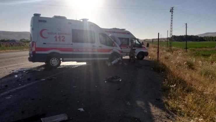 Ambulans İle Otomobil Çarpıştı: 6 Yaralı