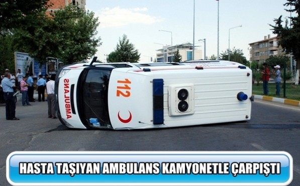 İzmir'de Ambulans İle Kamyonet Çarpıştı: 4 Yaralı