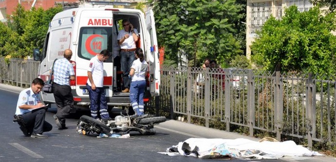 Ambulans şoförü motosikletle kaza yaptı: 2 ölü