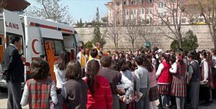 Bursa 112 ambulans servisi, okullarda eğitime başladı