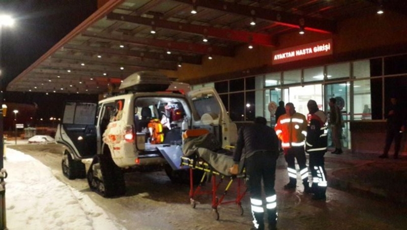 Hastaların imdadına kar paletli ambulans yetişti