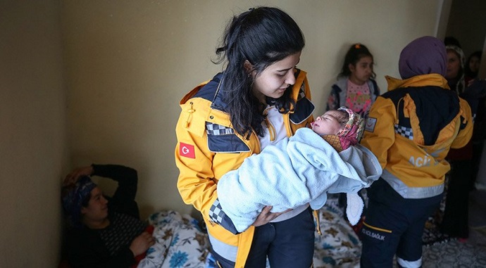 Yeni doğan kızına, yardıma gelen sağlık personelinin adını verdi