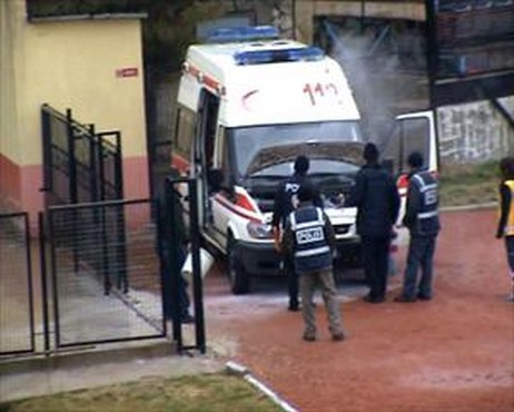 Maçta görevli ambulans alev aldı! 0