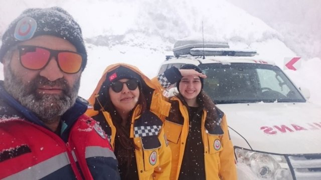 Artvin’in Borçka ilçesindeki Camili bölgesinde 112 Sağlık ekipleri kar ve tipi nedeniyle yolda mahsur