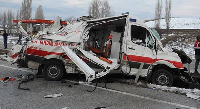 112 ve UMKE Personelinin Maaşları İyileştirilmelidir! Düşük maaş, yüksek risk 112 acil ve UMKE personeli… Tanımadıkları
