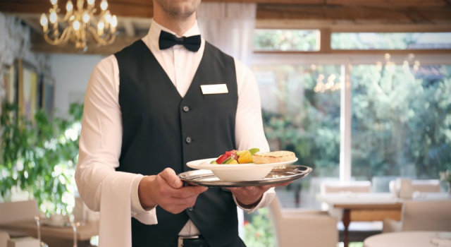 13 Yıllık Uzman Doktor İstifa Edip İsviçre’de Garson Oldu 13 yıllık meslek hayatını bırakıp istifa dilekçesini veren ve sürecin