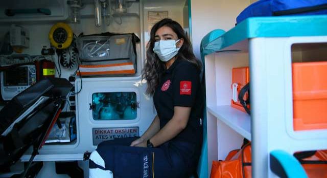 Acil Tıp Teknisyeni&nbsp; (ATT) Gökçe Güllü, 10 yıldır farklı kentlerde