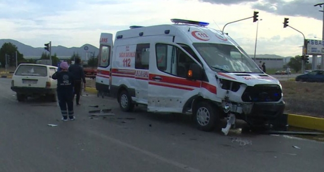 Isparta’da ambulansla otomobilin çarpışması sonucu meydana gelen trafik kazasında 1’i