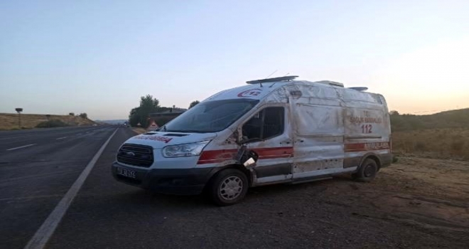 Ambulans Devrildi: 1 Yaralı BİNGÖL’den Genç ilçesine destek amaçlı gönderilen ambulans, sürücünün kontrolünden çıkarak menfeze devrilmesiyle