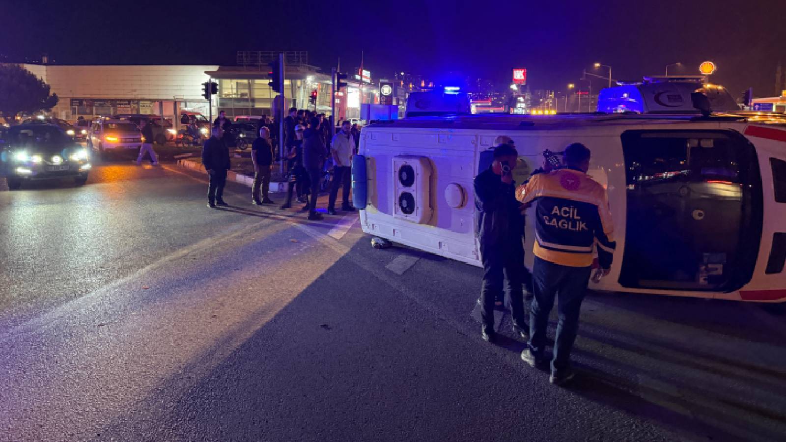Tokat'ta, vakaya giderken kavşakta cip ile çarpışarak devrilen ambulanstaki 3