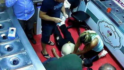 İzmir’de dondurma satışı yaparken ani solunum durmasından (arrest) dolayı kriz