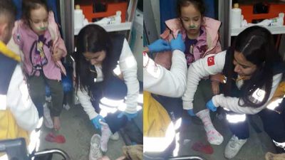 Adana’da bir evde çıkan yangın nedeniyle dumandan etkilenen ve itfaiye