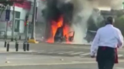 Meksika’nın başkenti Mexico City’de içerisinde hasta bulunan bir ambulansta yangın